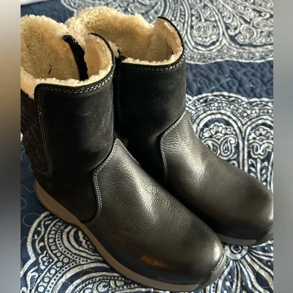 Woolrich black womans boots Size 7 1/2.  Never been worn.  🖤 - Picture 2 of 15